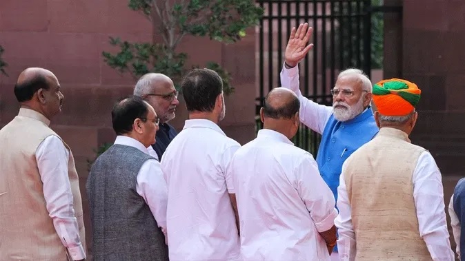 संसद भवन में अचानक आमने-सामने आए राहुल गांधी-पीएम नरेंद्र मोदी, जमकर की बातें