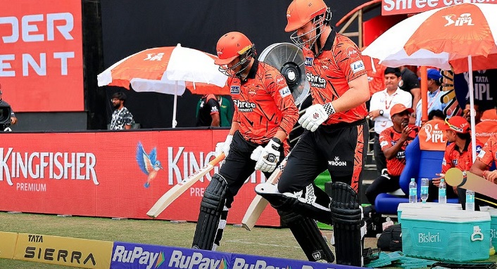 पावरप्ले में तूफान बने अभिषेक शर्मा और ट्रैविस हेड 105 रन ठोककर बनाया आईपीएल 2026 का रिकॉर्ड