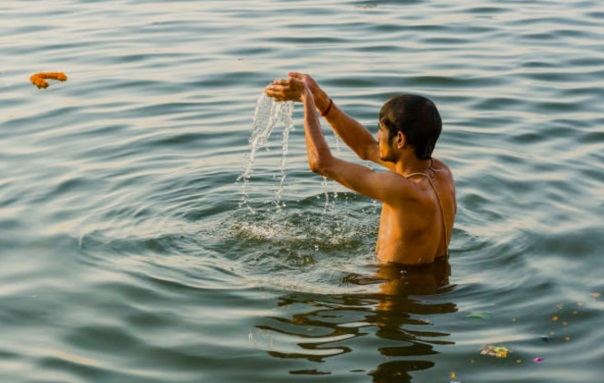 वैशाख अमावस्या पर पितृ दोष शांति हेतु राशि अनुसार करें दान, 17 अप्रैल को पवित्र स्नान से मिलेगा पूर्वजों का आशीर्वाद