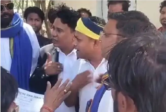 जबलपुर के सुखसागर हॉस्पिटल पर आयुष्मान योजना में घोटाले का आरोप, विकास मोर्चा ने घेराव कर प्रदर्शन किया