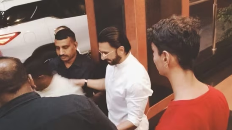 धुरंधर की सफलता के बीच रणवीर सिंह आरएसएस प्रमुख से मुलाकात कर हेडगेवार और गोलवलकर को दी श्रद्धांजलि