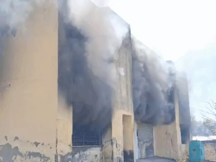 एमपी: खंडवा सेल्स टैक्स आफिस में आग, पूरी बिल्डिंग चपेट में आई, रिकॉर्ड और फर्नीचर जलकर खाक