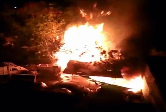 टिम्बर टॉल में लगी भीषण आग, लाखों रुपए की लकड़ी जलकर खाक, गंगा सागर गढ़ा क्षेत्र में घटना