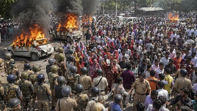 वेतन बढ़ाने की मांग पर नोएडा में बवाल, पुलिस की जीप समेत 5 गाडिय़ां फूंकी, हजारों श्रमिकों का प्रदर्शन