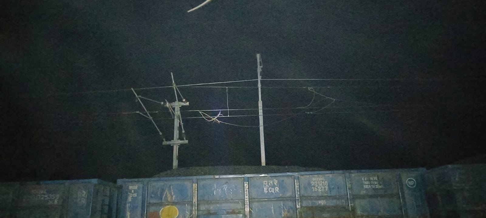 रेल न्यूज : कटनी-सिंगरौली रेलखंड गजरा बहरा-सरईग्राम के बीच ओएचई लाइन टूटी, कई गाडि़य़ां थमी रहीं