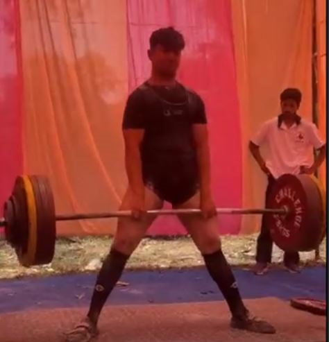 जबलपुर में आयोजित पावर लिफ्टिंग प्रतियोगिता में इंदौर के कार्तिक जैन बने बेस्ट लिफ्टर, 527.5 किलोग्राम वजन उठाया, 74 किग्रा वर्ग में स्वर्ण जीता