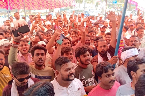 अमरनाथ यात्रा: जबलपुर में पंजीयन के लिए पीएनबी रामपुर शाखा में उमड़ी भीड़, भारी अव्यवस्था के बीच लोगों में उत्साह