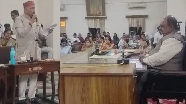 जबलपुर नगर निगम की बैठक में सत्ता-विपक्ष में तीखी नोकझोंक, शायरी से किया एक दूसरे पर वार, बजट बैठक में हंगामा