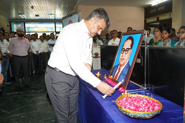 पश्चिम मध्य रेलवे में मनाया गया बाबा साहेब का 136वां जन्म दिवस, जीएम ने दी श्रद्धांजलि