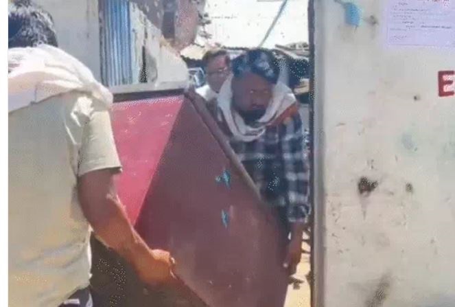 जबलपुर में बिजली का बिल जमा न करने पर कुर्की की कार्रवाई, फ्रिज, टीवी, बाइक उठाकर ले गए कर्मचारी