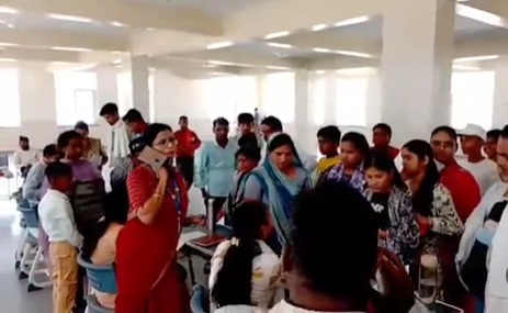 सीएम राइज स्कूल में दाखिले पर मचा भारी बवाल, नियमों की आड़ में बच्चों को प्रवेश देने से प्रबंधन का इंकार