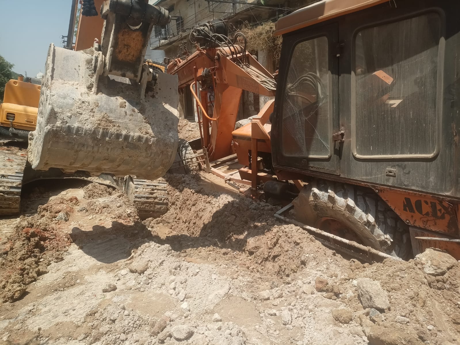 जबलपुर: रेल कोचिंग डिपो के सामने पाइप लाइन बिछाने खोदे गड्ढे में धंसी क्रेन, बड़ा हादसा टला