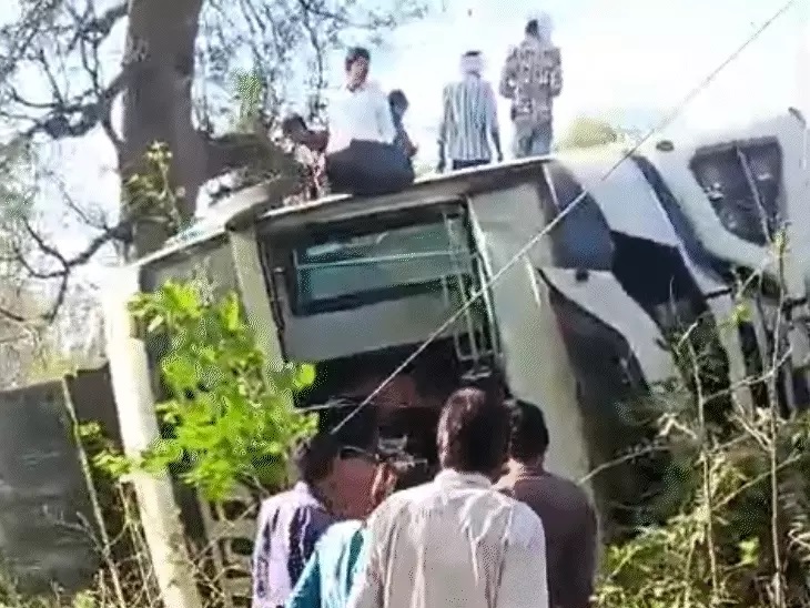 एमपी : इंदौर से टीकमगढ़ जा रही बस पलटी, 11 यात्री घायल, सभी जिला अस्पताल में भर्ती