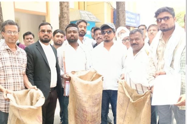 जबलपुर में राशन वितरण बंद, कार्डधारकों ने किया प्रदर्शन, 32 हजार से ज्यादा प्रभावित है हितग्राही