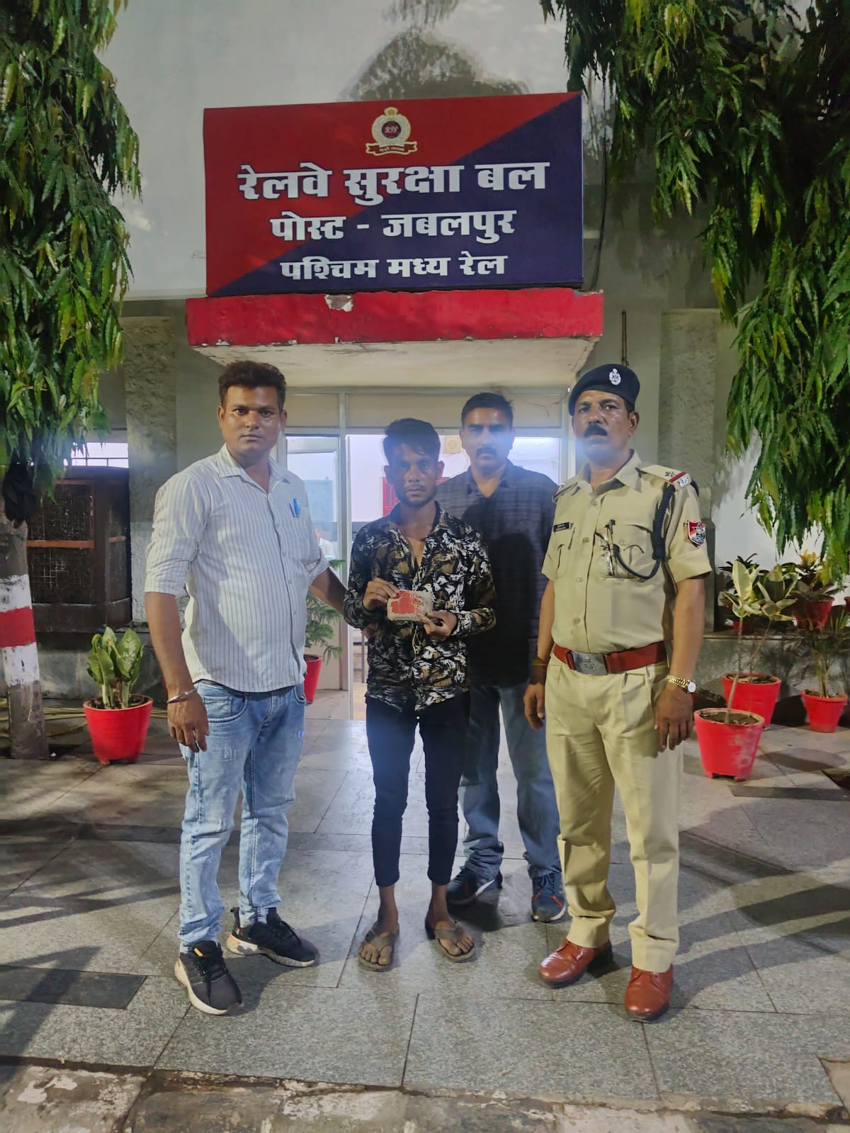 आरपीएफ ने जबलपुर रेलवे स्टेशन पर शातिर अपराधी को पकड़ा, कई अपराध हैं दर्ज