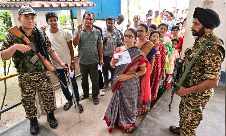 बंगाल विधानसभा चुनाव के पहले चरण में बंपर वोटिंग के बीच हिंसा और हंगामे का दौर