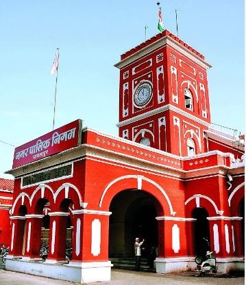 जबलपुर में मंदिर की जमीन को लेकर दो पक्षों में टकराव, नगर निगम की टीम ने हटाया टपरा