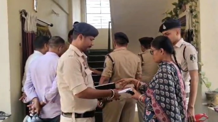 छत्तीसगढ़: एसटीएफ कांस्टेबल के घर में घुसकर पत्नी-बेटे की दर्दनाक हत्या, दो बच्चियों की हालत गंभीर