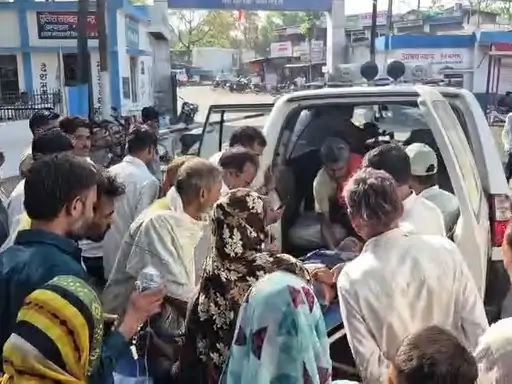 सागर से लगुन लेकर लौट रही पिकअप दमोह में पलटी, 12 लोग घायल, 1 गंभीर जबलपुर रेफर