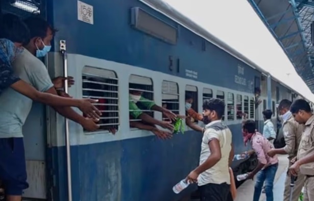 दिल्ली जाने वाले यात्रियों की बढ़ी मुश्किलें, तत्काल टिकट के फेर में फंसे रेल यात्री रिफंड और कैंसलेशन के नियमों को लेकर असमंजस