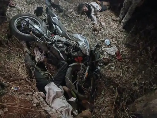 एमपी के मंडला में तेज रफ्तार बाइक पेड़ से टकराई, 2 युवकों की दर्दनाक मौत, एक युवक की हालत गंभीर