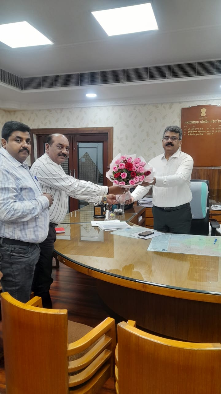 डबलूसीआरईयू महामंत्री मुकेश गालव ने पमरे के जीएम से की भेंट, रेल कर्मचारियों की समस्याओं को उठाया