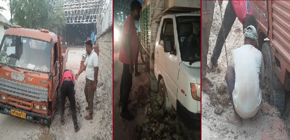 जबलपुर: रेलवे कोचिंग डिपो के सामने सड़क में ट्रक व छोटा हाथी फंसा, यातायात रहा जाम, खुदाई के बाद लोगों का निकलना हुआ मुहाल