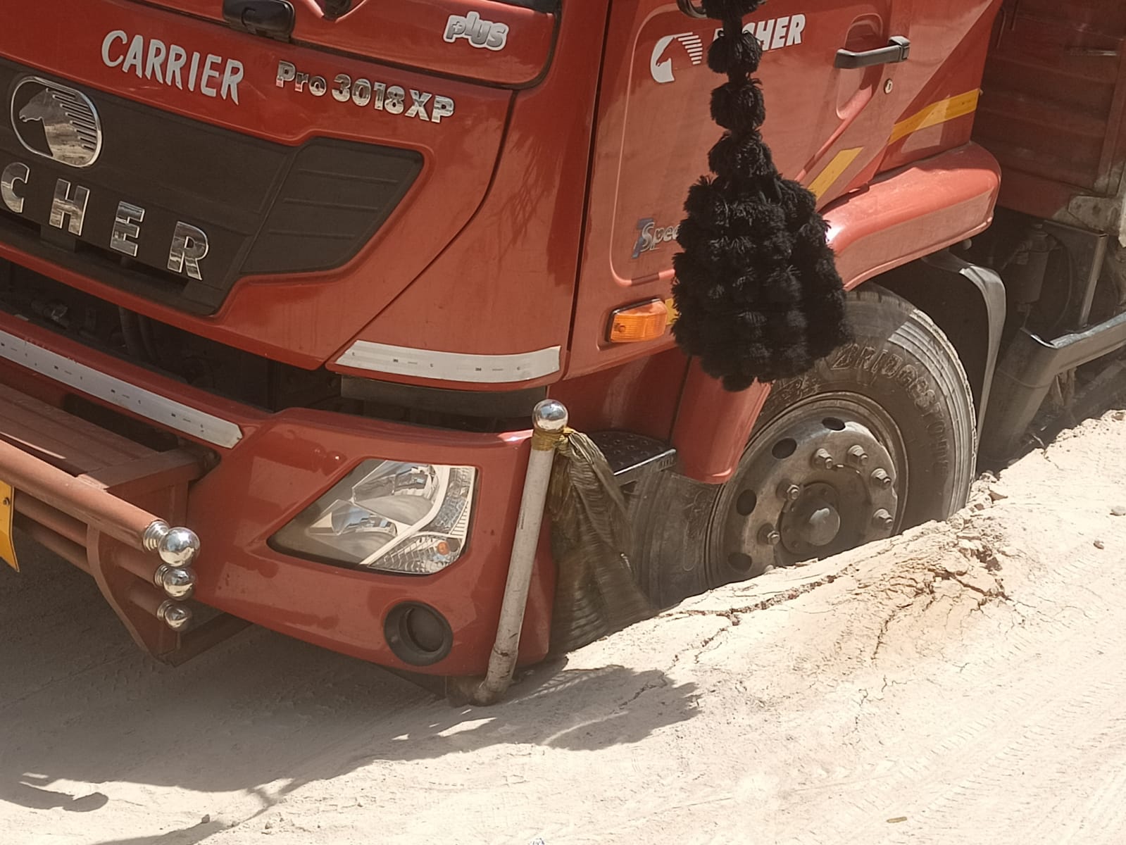जबलपुर : रेलवे कोचिंग डिपो के सामने फिर ट्रक धंसा, सड़क हुई खत्म, बढ़ी लोगों की परेशानी