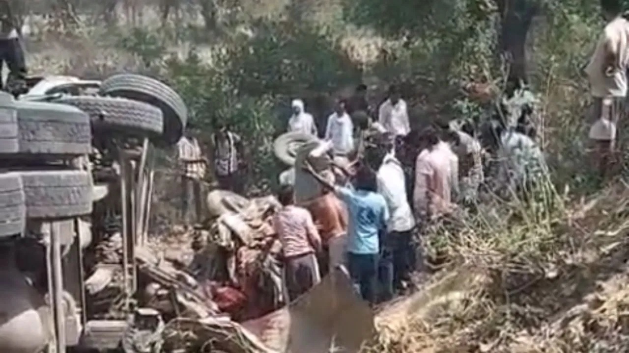 यूपी में दर्दनाक हादसा, मुंडन से लौट रही बोलेरो डंपर से टकराई, 6 की मौत, कई घायल