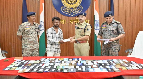 दंतेवाड़ा पुलिस की बड़ी कामयाबी-‘इया आपलो सामान निया’ अभियान में 141 मोबाइल बरामद कर लौटाए