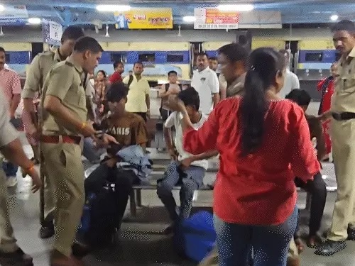 एमपी : अंत्योदय एक्सप्रेस से अहमदाबाद जा रहे बच्चों की तस्करी का शक, उज्जैन-नागदा में रेस्क्यू कर 26 नाबालिग छुड़ाए 