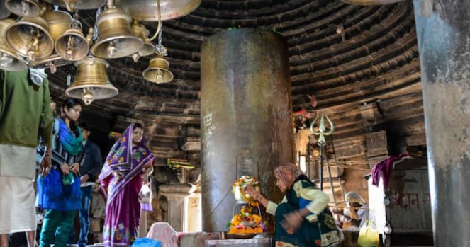खजुराहो के मातंगेश्वर महादेव मंदिर में अद्भुत चमत्कार, शिवलिंग पर अर्पित जल और दूध पल भर में हो रहा गायब