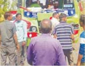 जबलपुर में आमने-सामने से हुई भिड़ंत में बस-ट्रक के परखच्चे उड़े, पाटन रोड पर घटना, बच्ची गंभीर