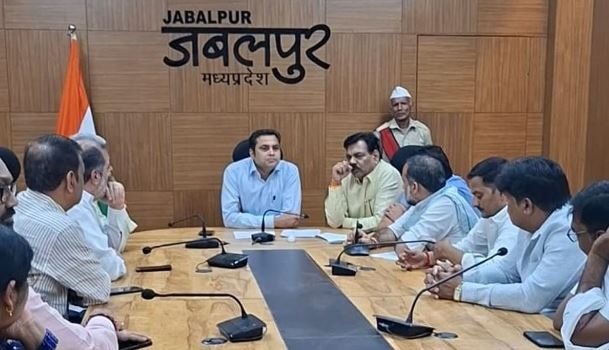बरगी डेम कू्रज हादसे को लेकर कांग्रेसियों ने की कलेक्टर से मुलाकात, बोले ,प्रशासन मान रहा है सामान्य घटना 