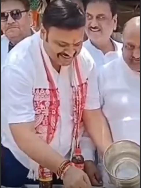 जबलपुर में पश्चिम बंगाल की जीत का जश्त सीमित रखा, कूज दुर्घटना के मृतकों को श्रद्धांजलि, झालमुड़ी बांटकर मनाई खुशियां 