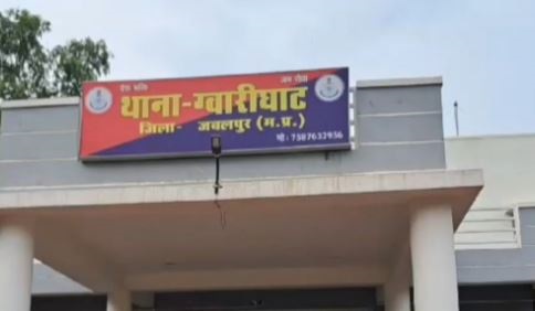 जबलपुर में थाना-प्रभारी पर झपटा आरक्षक, पकड़ी कालर, की अभद्रता, ग्वारीघाट थाना में गणना के दौरान घटना, एसपी ने किया लाइन अटैच