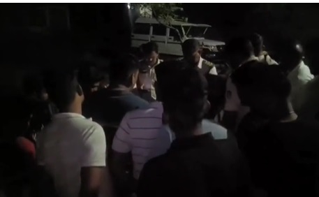 गौ वंश के अवशेष मिलने से भारी तनाव, आधारताल थाने में हिंदू संगठनों का जबरदस्त हंगामा