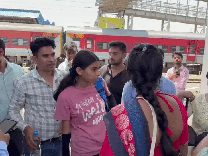 रीवा रेलवे स्टेशन पर बड़ा हादसा टला: खराब लिफ्ट में 2 घंटे तक फंसे रहे 9 यात्री, मचा रहा हड़कम्प