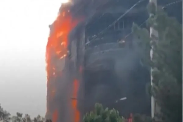 ईरान के शॉपिंग सेंटर में भीषण आग लगी, मची अफरातफरी, जिंदा जले 8 लोग, 36 घायल