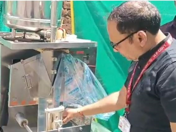 जबलपुर में पानी की पैकिंग फैक्ट्री पर खाद्य विभाग की टीम ने छापा मारा, गंदगी के बीच आंगन में चल रही पाउच में पानी की पैकिंग