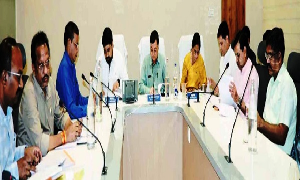 रायपुर : प्रगतिरत विकास कार्याे को समय पर पूर्ण करें, अप्रारंभ कार्याे को शीघ्र प्रारंभ करायें: उद्योग मंत्री