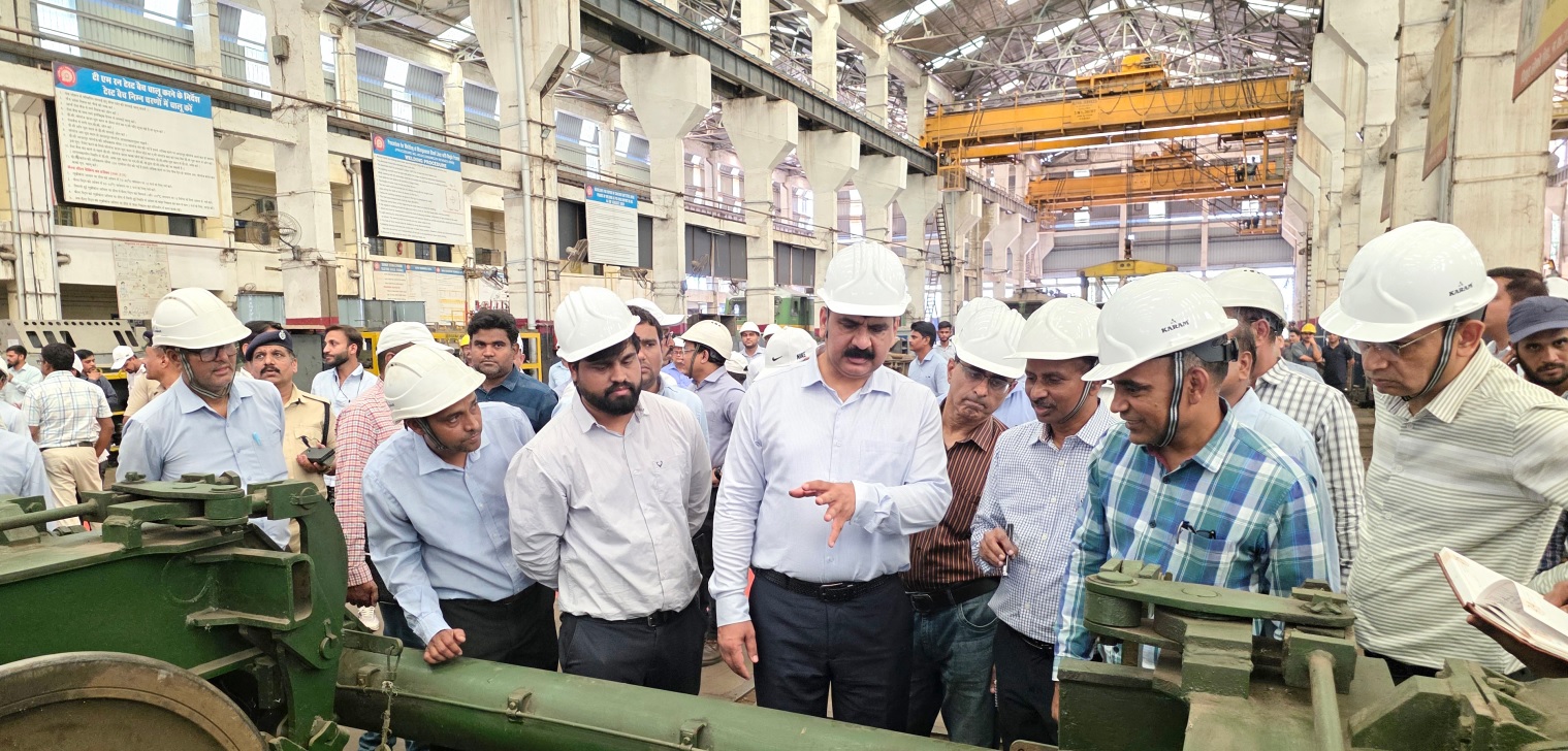 पमरे के महाप्रबंधक ने जबलपुर से कटनी, फिर वापसी में भी किया इंस्पेक्शन, एनकेजे के डिपो शेड का भी निरीक्षण