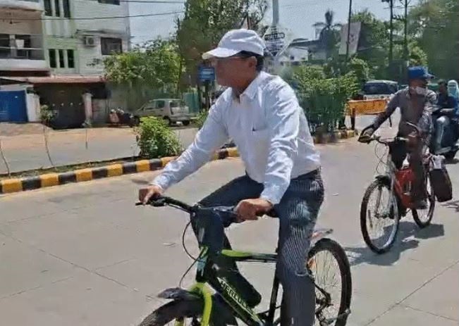 जबलपुर में साइकल से हाईकोर्ट पहुंचे जस्टिस, कहा, तेल बचाना सभी की जिम्मेदारी है