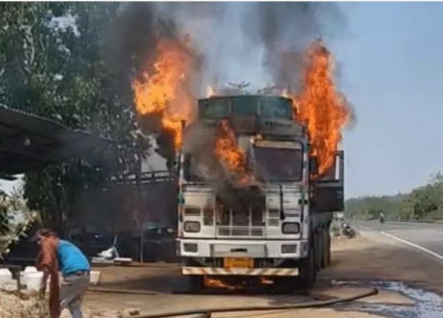 जबलपुर से बाक्साइड लेकर जा रहे ट्रक में लगी भीषण आग, धमाके होते देख मची भगदड़