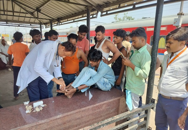 बिहार से बेंगलुरु जा रहा यात्री बागमती एक्सप्रेस में हुआ घायल हुआ, नरसिंहपुर स्टेशन पर रेलवे ने कराया इलाज