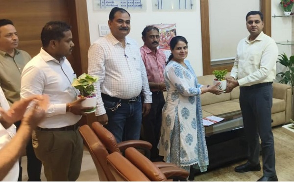 जबलपुर में मकान सूचीकरण-गणना का कार्य पूर्ण करने पर अधिकारियों का कलेक्टर ने किया सम्मान