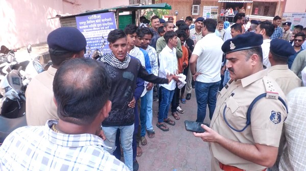 रायपुर कोर्ट परिसर में पुलिस की बड़ी दबिश: चाकू के साथ 2 गिरफ्तार, 8 संदिग्धों पर कड़ा एक्शन