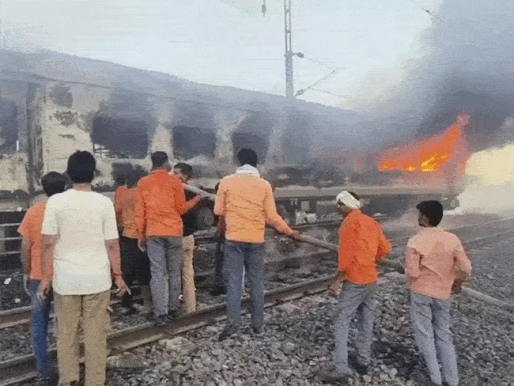 एमपी: राजधानी एक्सप्रेस की आग बुझाने जा रही रेलवे की दो रिलीफ ट्रेन भी दुर्घटनाग्रस्त, 5 कर्मचारी घायल