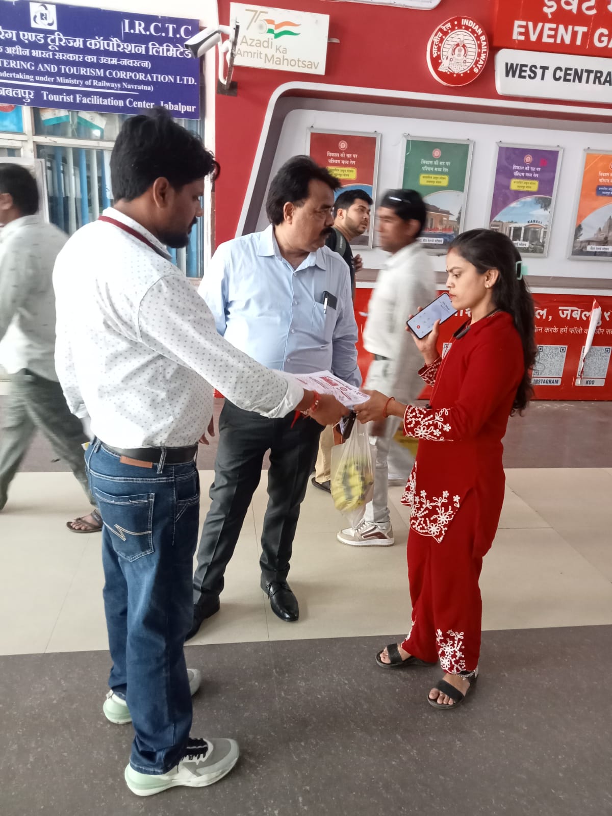 जबलपुर रेल मंडल में विश्व पर्यावरण दिवस अभियान के अंतर्गत यात्रियों को किया गया जागरूक