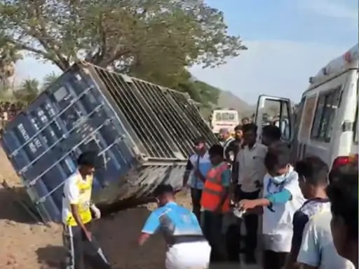 महाराष्ट्र : पालघर में ट्रक-कंटेनर की भीषण टक्कर, 12 की मौत, 25 घायल, सभी सगाई में जाते समय हादसा